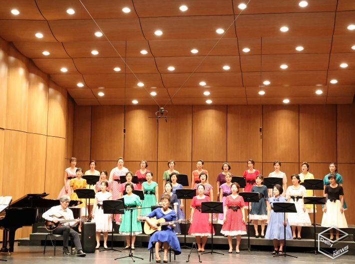 동백2동 주민자치센터 소속 동아리인 동백 여성콰이어 합창단이 7일 정기공연을 진행했다