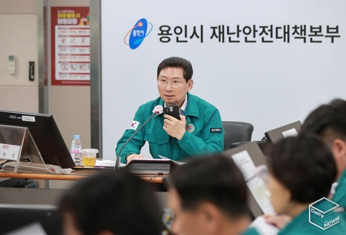 이상일 용인특례시장이 지난해 9월 7일 시청 재난안전상황실에서 재난대응회의를 주관하고 있다.