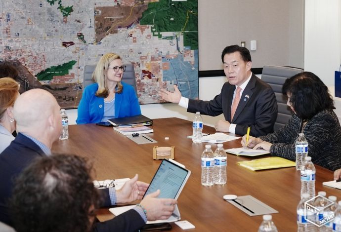 이재준 수원시장이 케이트 가에고 피닉스시장과 대화하고 있다.