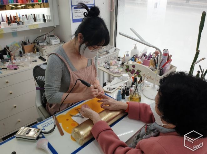 수원시 영통구 망포2동, 홀몸어르신 봄 향기 가득한 네일아트 받으며 웃음꽃 만발