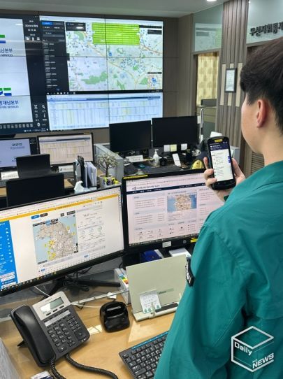 용인특례시가 재난 시 신속한 대처를 위해 재난안전통신망을 읍면동에 보급했다. 사진은 시 관계자가 재난안전단말기로 유관기관과 모의 교신을 하는 모습