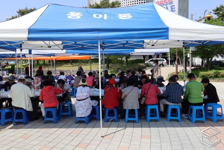 바르게살기운동 용이동위원회 & 푸르미 평택봉사회, “나는 청춘이다.” 실버가요제 및 사랑의 짜장면 나눔 행사