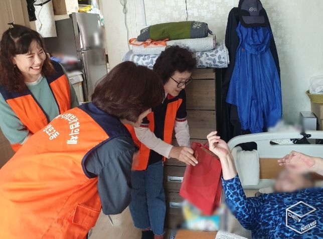 망포2동지역사회보장협의체, 거동불편 어르신도 챙기는 '효사랑 나눔' 사업 실시