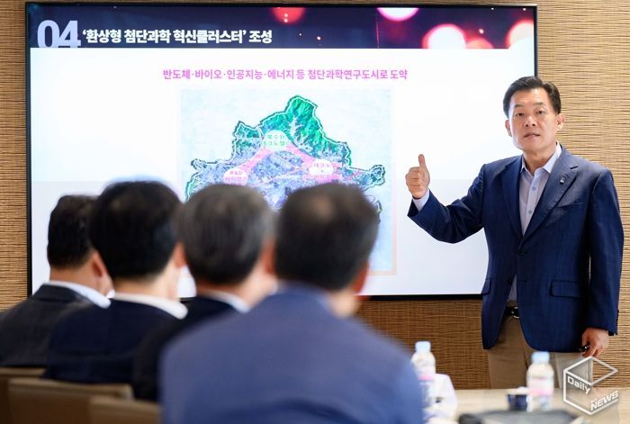 이재준 수원시장이 기업지원정책을 소개하고 있다.