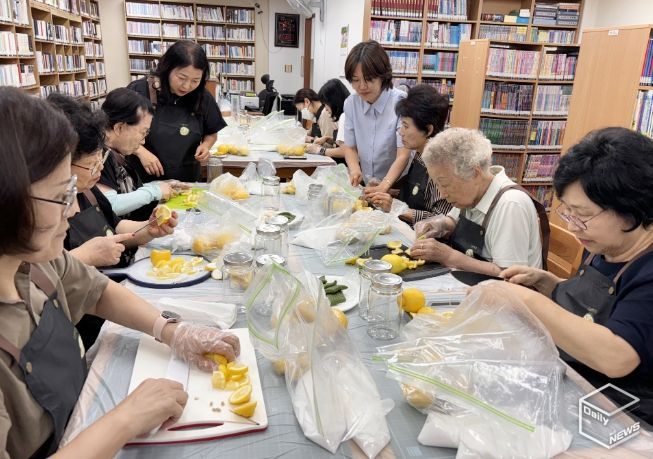 수원시 장안구 정자1동 새마을문고, '어르신들과 함께 수제청 만들기' 진행