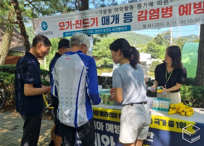 광교산 등산안내소 앞에서 장안·권선구 보건소 관계자들이 캠페인을 펼치고 있다.