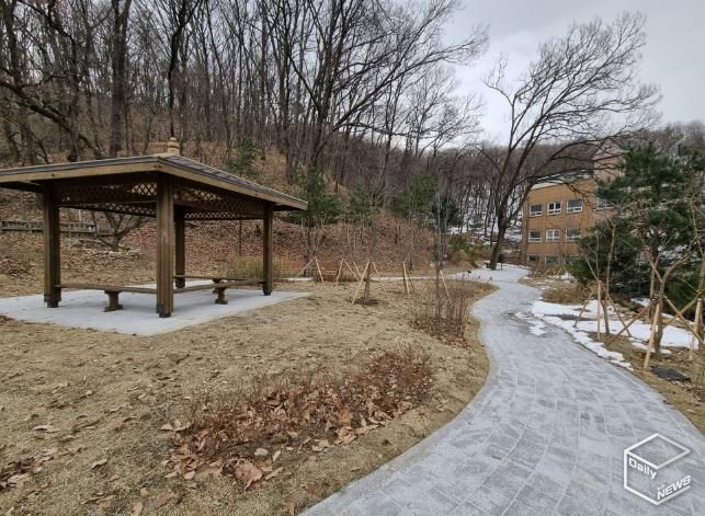 용인특례시는 처인구 양지면 주북리 소재 사회복지시설 ‘즐거운 우리집’에 소외계층을 위한 ‘나눔 숲’을 조성했다