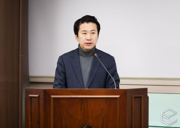 안산시의회 송바우나 의원이 대표 발의한 ‘안산시 일반산업단지 관리에 관한 조례안’이 제295회 임시회 도시환경위원회에서 원안으로 가결됐다. 사진은 송바우나 의원이 1월 17일 도시환경위원회에서 조례안에 대해 제안설명을 하고 있는 모습.