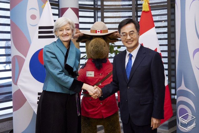 김동연,주한캐나다 대사 만나 미 보호무역 대응 경제협력 강화 논의