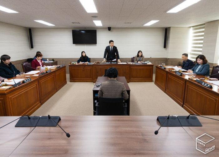 안산시의회 의회운영위원회가 14일 의회 제4상임위원회 회의실에서 ‘제295회 임시회 폐회 중 2차 회의’를 열어 안산미래연구원장 후보자 인사청문 실시계획서를 채택했다. 사진은 이날 회의 중 한 장면.