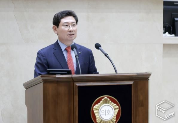 용인특례시의회에서 발언하고 있는 이상일 용인특례시장