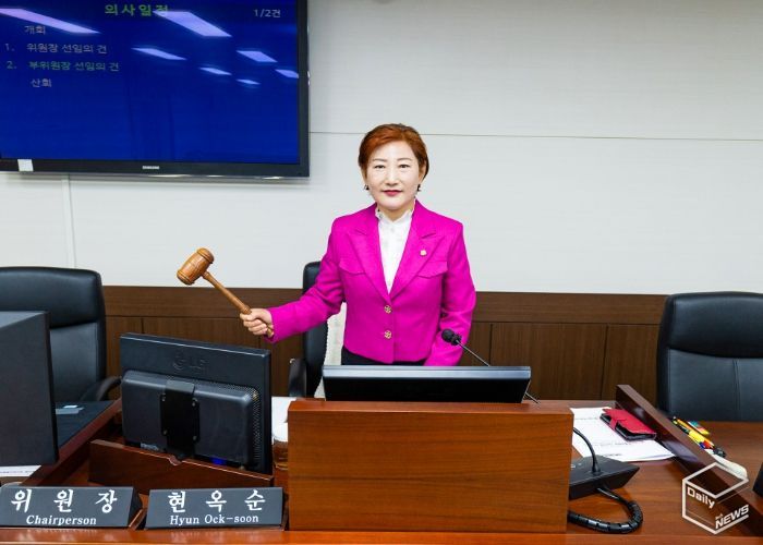 제296회 안산시의회 임시회 예산결산특별위원회 위원장에 선출된 현옥순 의원의 모습.