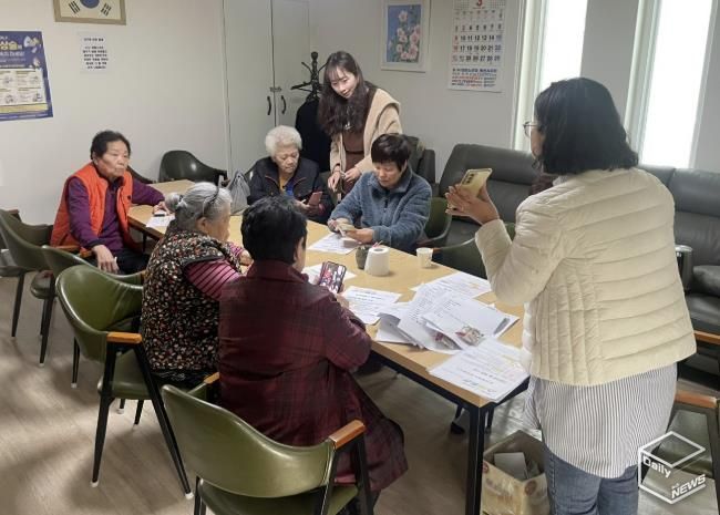 화성시동부출장소 관계자가 28일 병점1동 대창아파트 경로당에서 어르신들을 대상으로 찾아가는 시민 정보화교육을 진행하고 있다