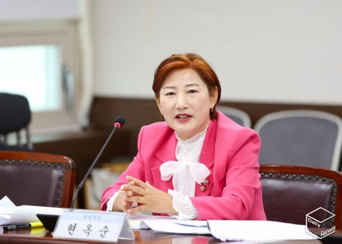 현옥순 의원이 지난달 26일 제2상임위원실에서 열린 제296회 임시회 기획행정위원회에서 ‘안산시 청년친화도시 조성에 관한 조례안’에 대해 설명하고 있다.