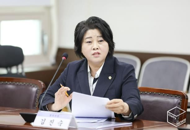 김진숙 의원이 지난달 26일 제2상임위원실에서 열린 제296회 임시회 기획행정위원회에서 ‘안산시 입영지원금 지급 조례 일부개정조례안’에 대해 설명하고 있다.