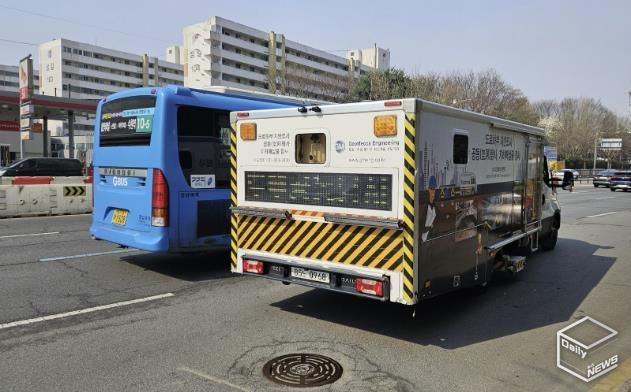 GPR이 장착된 차량으로 지하 공동을 탐지하고 있다.