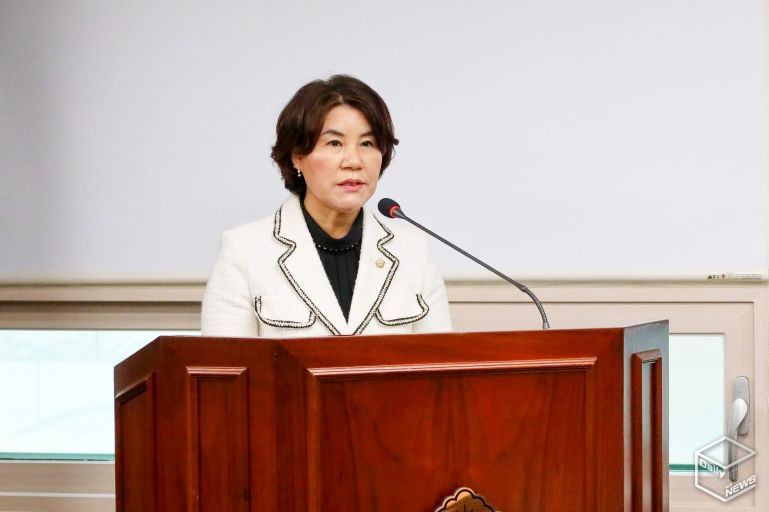 안산시의회 김유숙 의원이 지난해 11월 25일 있었던 제294회 안산시의회 제2차 정례회 도시환경위원회에서 ‘안산시 이륜자동차 소음 관리에 관한 조례안’에 대해 제안설명을 하고 있다.