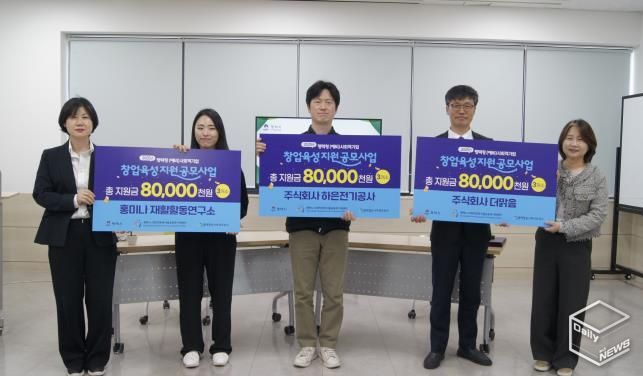 왼쪽부터 평택시 일자리경제과 김보경 과장, 홍미나 재활활동연구소 홍미나 대표, 주식회사 하은전기공사 이수형 대표, 주식회사 더맑음 진시열 대표, 평택시 사회적경제·마을공동체지원센터 오경아 센터장