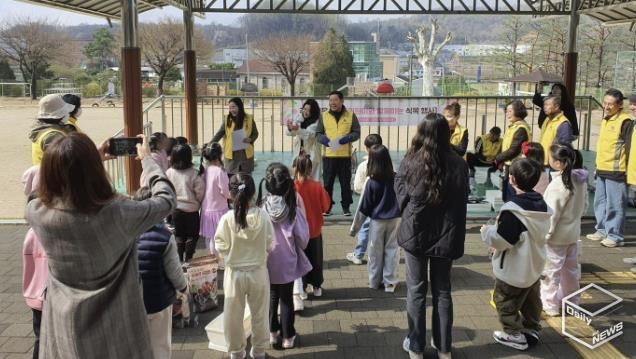 안성시 대덕면 주민자치회, 아이들과 함께 피운 '걷고 싶은 꽃길'