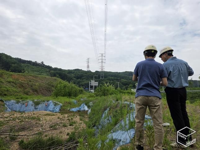 19일 시 관계자가 장마철을 대비해 공사 현장을 점검하고 있다