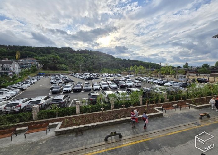 주차면 증설한 화성행궁 주차장.