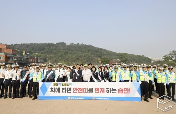 캠페인 참석자들이 단체사진을 촬영하고 있다