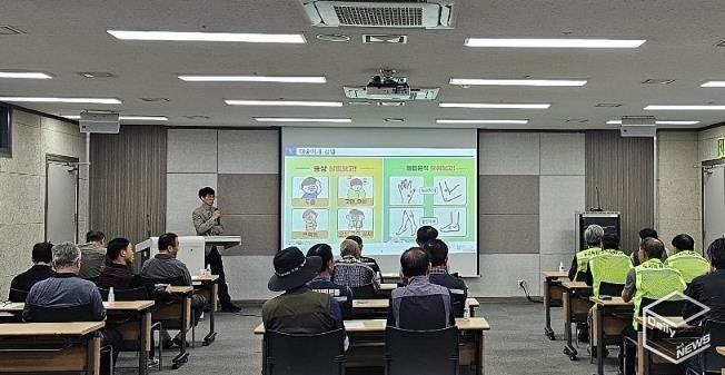 화성특례시가 9일 화성경기타운 기자회견실에서 산림휴양과 직원 대상 풍수해·폭염 대비 안전교육을 하고 있다.