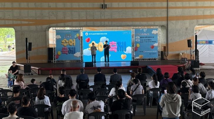 21일, 동탄호수공원 송방3교 아래 특설무대에서 열린 ‘제11회 화성특례시 수어축제’에서 수어공연팀이 무대 위에서 수어 노래를 선보이고 있다