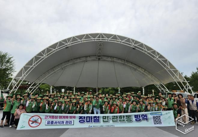 안산시 상록수·단원보건소 관계자와 자율방재단 등이 민·관 합동으로 방역 실시 후 기념촬영을 하고 있다