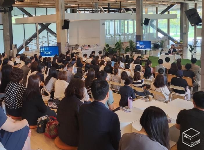 이서원 서강대 공공정책대학원 교수가 111CM에서 열린 ‘딱딱한 부모보다 똑똑(Talk,Talk)한 부모 되기–부모공감 토크콘서트’에서 강연하고 있다.