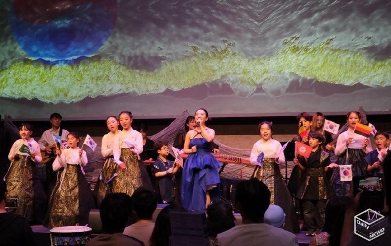'국악과 K-POP의 만남' 창작국악그룹 FUN소리꾼, 새로운 장르 ‘모던소리’ 무대에서 열정적인 공연을 선보이고 있다. (국민경제TV제공)