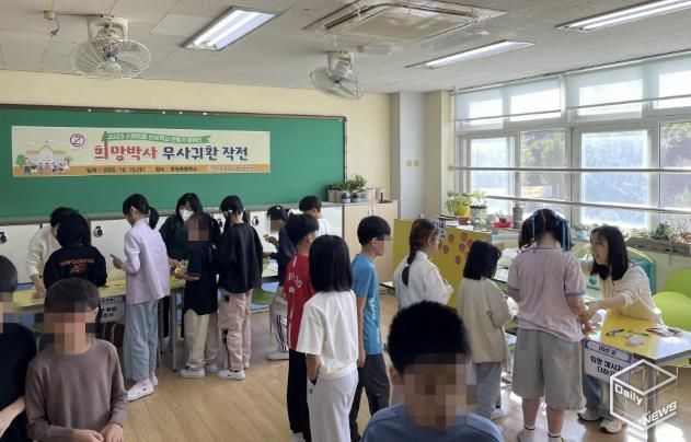 안산시중독관리통합지원센터와 본원초등학교가 학생들을 대상으로 ‘스마트폰 안심학교 만들기’ 캠페인을 진행하고 있다.