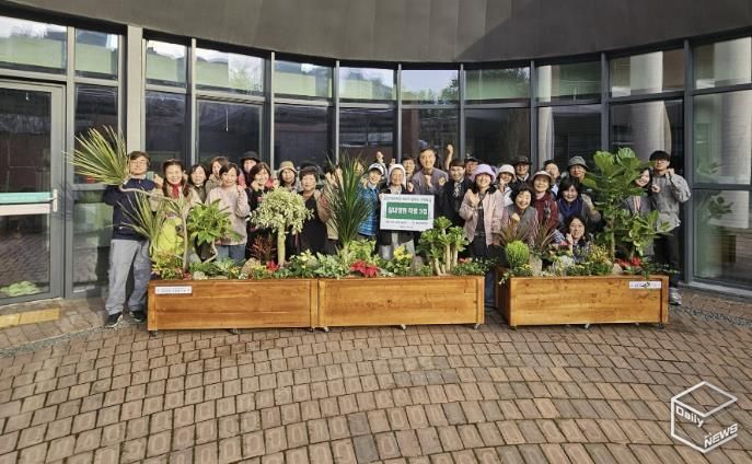 용인특례시, 용인그린대학원 원예과 학생 실습작품 생명의 집에 전달