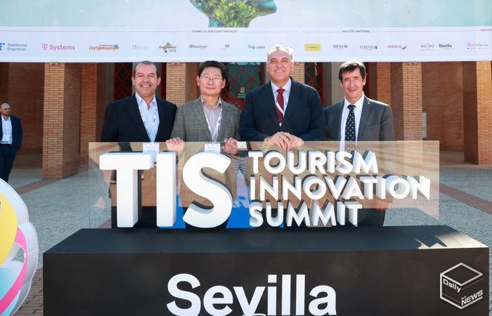 24일 스페인 세비야 피베스에서 TIS 2025 폐막식 후 이상일 시장(왼쪽 둘째)이 아르투로 베르날 안달루시아 주 관광부 장관(오른쪽 둘째), 알베르트 플라나스 네벡스트 CEO(왼쪽 첫째), 미겔 안토니오 네벡스트 회장과 기념사진을 촬영하고 있다