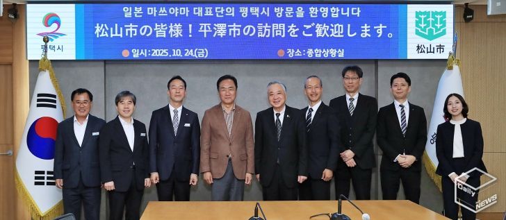 왼쪽에서부터 평택시 손정호 정책보좌관, 조원경 기획항만경제실장, 김상모 문화국제국장, 정장선 시장, 마쓰야마 시 후지타 히토시 부시장, 관광국제교류과 담당과장 키야스 요시타카, 고향납세경영지원과장 니시무라 히데노리, 비서과 야마자키 료우, 관광국제교류과 니이라 유우카