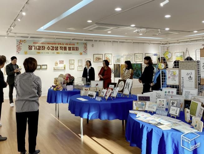 수원도시공사가 운영하는 수원시가족여성회관이 오는 29일부터 다음 달 7일까지 2025년도 ‘행복 나눔’ 수강생 강좌 발표회를 연다. 사진은 지난해 전시모습. (사진=수원도시공사 제공)