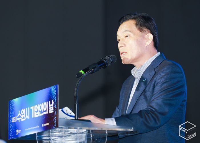 이재준 수원시장이 환영사를 하고 있다.