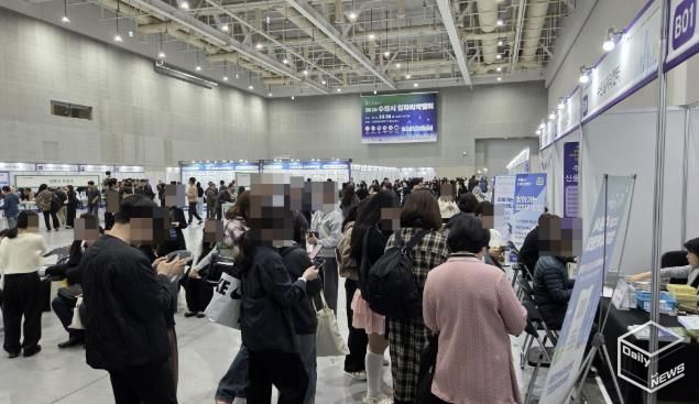 28일 ‘AI로 JOB자-2025 수원시 일자리박람회’가 열린 수원컨벤션센터 전시홀