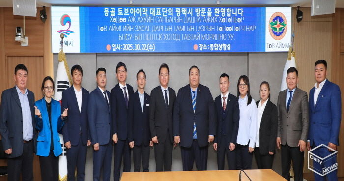 왼쪽에서 7번째 평택시 이성호 부시장과 오른쪽에서 6번째 몽골 토브아이막 식품농업국 락바수렌 다바수렌 국장 등 대표단 10명과 평택시 관계자들이 기념사진을 찍고 있다.