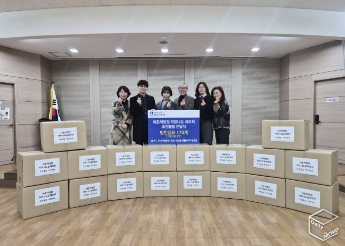 이춘택병원 파트너도움위원회 회장을 비롯한 관계자들이 팔달구보건소에 후원물품을 전달하고 있다.