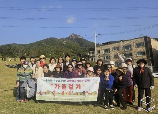 상록수보건소 수암보건지소에서 안산동 주민을 대상으로 올바른 걷기 교육과 걷기 체험을 진행하고 있다.