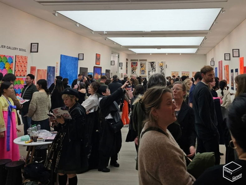 (사진: 런던 사치갤러리 전시 전경)