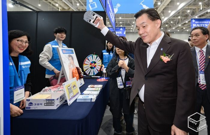 이재준 수원시장이 10월 31일 ‘건강 캠페인’ 홍보부스에서 악력기를 체험해 보고 있다.