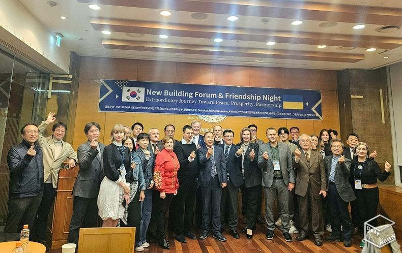 10월 28일 서울에서 열린 ‘한-우크라이나 뉴빌딩 포럼 및 우정의 밤’ 행사에서 한국과 우크라이나 관계자들이 함께 기념촬영을 하고 있다. 사진 맨 오른쪽이 글로벌외교관포럼의 제나 정 (Dr. Zena Chung) 이사장이다.