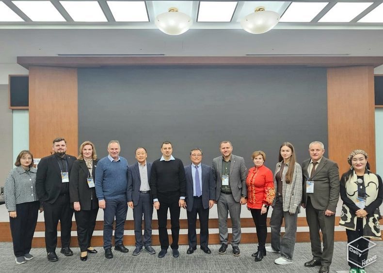 10월 28일 한국과 우크라이나 관계자들이 한국경제개발원 내에 설립된 글로벌지식협력단지를 방문해 한국 경제 발전사를 다룬 전시관을 방문하고 함께 기념촬영을 했다. 사진 맨 좌측에서 다섯번쨰는 KUNBA의 이사장 이양구 (전 우크리아니 대사)이며, 사진 맨 우측이 글로벌외교관포럼의 제나 정 (Dr.Zena Chung) 이사장이다.