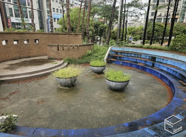 나눔숲 조성 전 영통종합사회복지관 야외 공간