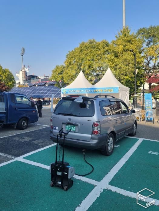 수원시와 수도권대기환경청·저감장치 제작사가 수원종합운동장에서 합동점검을 하고 있다.