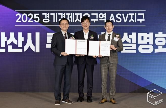 이민근 안산시장(가운데)이 지난 6일 일산 킨텍스에서 대덕전자, (주)MTI 관계자와 투자의향서를 체결하고 기념촬영을 하고 있다.