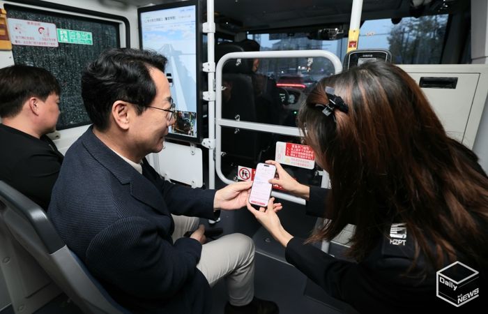 정명근화성특례시장이 항저우시 공공교통 유한회사를 방문하여 자율주행 시스템을 체험하고 있다.