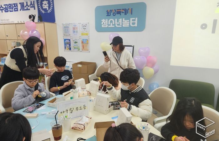 화성특례시 청소년놀터 동탄호수공원점에서 학생들이 아크릴 무드등 만들기를 체험하고 있다.